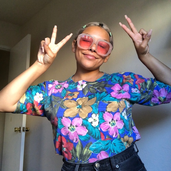 Vintage Tops - VINTAGE FLORAL POCKET TEE 🌺